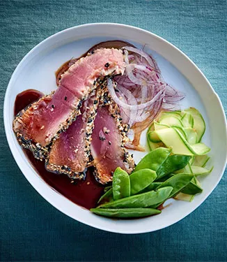Steaks de thon grillés avec des graines de sésame