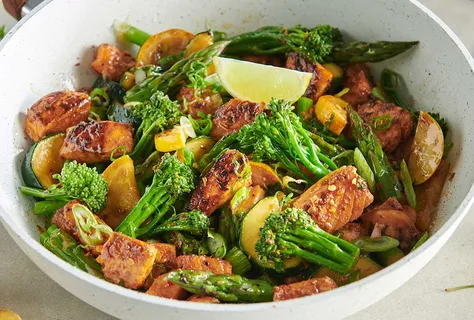 Wok de saumon et légumes sauce harissa