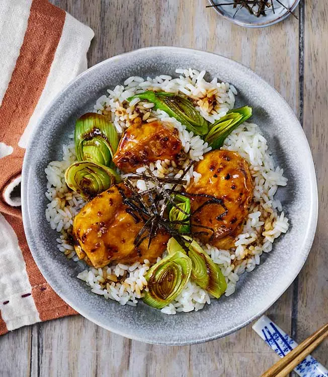 Poulet Teriyaki sur son lit de riz aux graines de sésame grillées