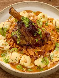 Souris d’agneau avec choucroute et gnocchi au parmesan
