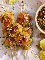 Bouchées de poisson parfumées avec sauce Tamari