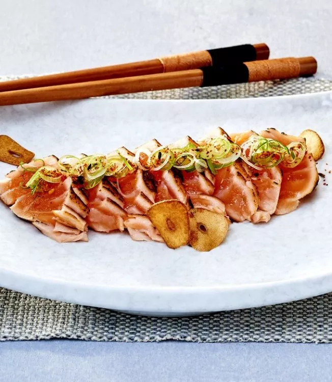 Steaks de tartare de saumon avec dip Ponzu au radis d‘hiver