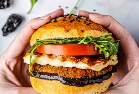 Burger de légumineuses, avec fromage halloumi et sauce BBQ aux prunes fumées