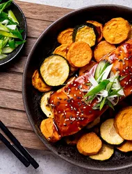 Saumon Teriyaki sur lit de légumes et patates douces