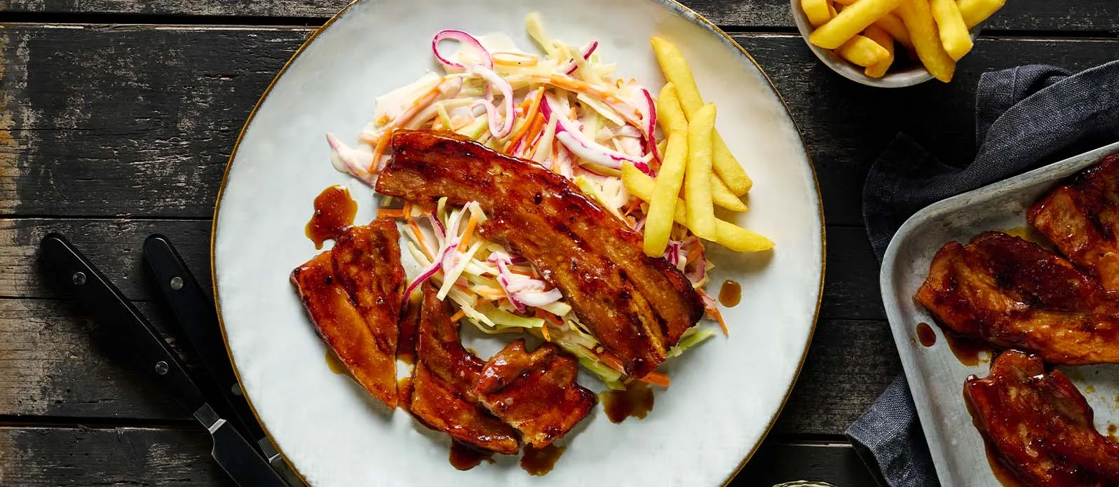 Poitrine de porc rôtie à la Sauce Barbecue Teriyaki, salade de chou et frites