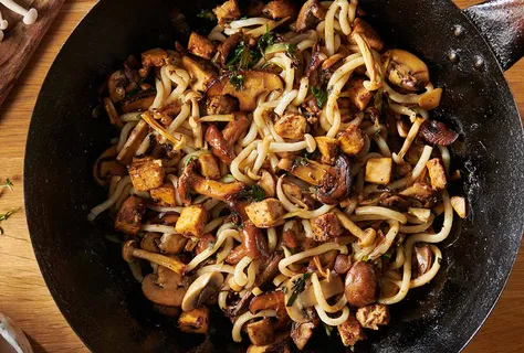 Nouilles udon sautées au tofu et champignons