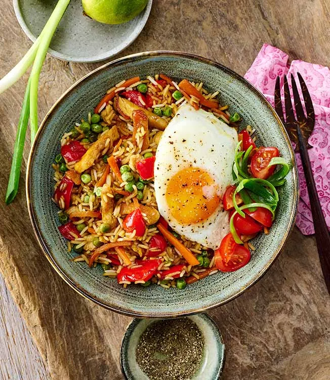 Nasi goreng au poulet, œufs et sauce soja sucrée