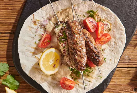 Kebab d’agneau marinés dans de la sauce soja