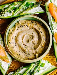 Sauce mayo au tahini et pirogues de concombres farci
