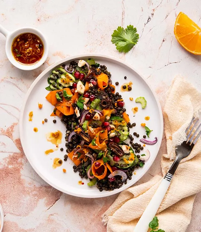 Salade de lentilles aux dattes et vinaigrette citronnée