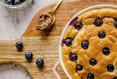 Pudding à l'avoine avec myrtilles et caramel aux dattes