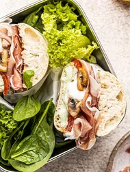 Ciabatta avec poivrons grillés, burrata, prosciutto crudo et champignons caramélisés