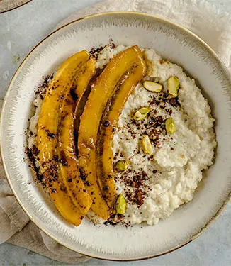 Porridge de millet avec banane caramélisée