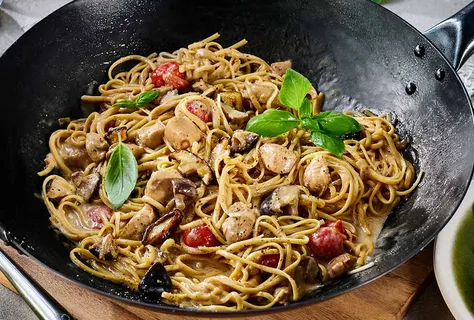 Pâtes Alfredo et sauce Teriyaki