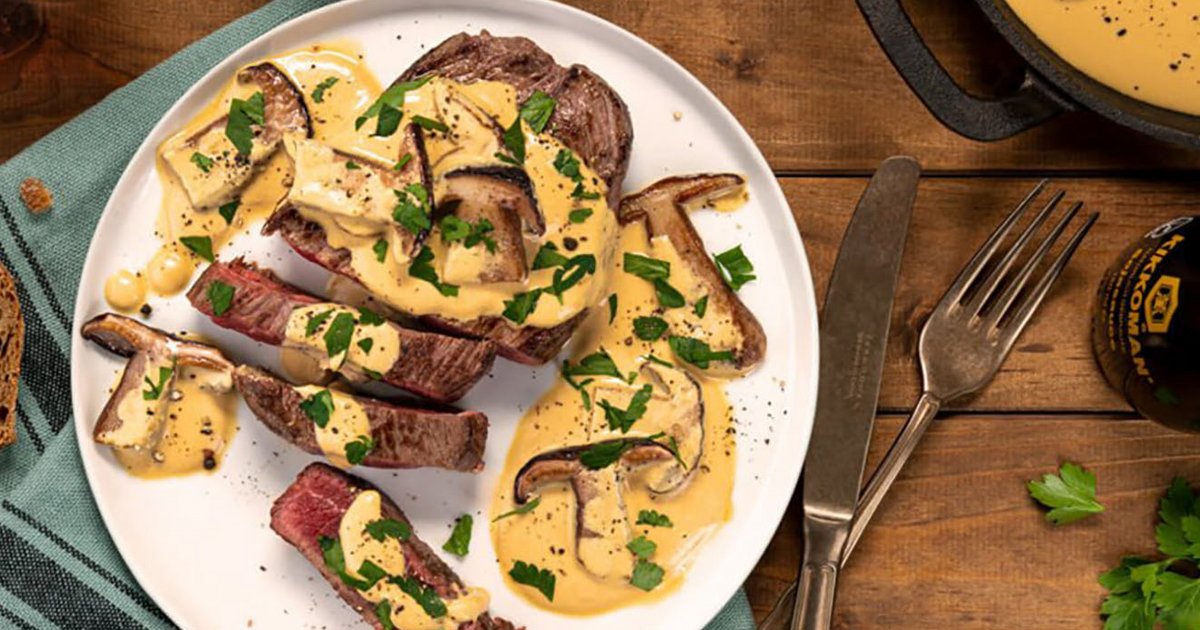 Sauce aux champignons avec de la crème, de la moutarde et de la sauce soja Kikkoman