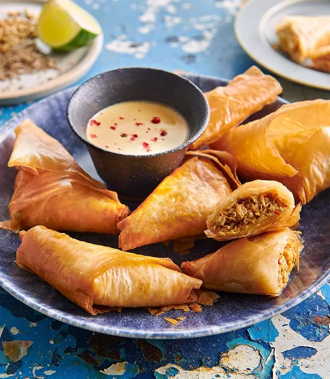 Samoussas au poulet vindaloo et sauce au yaourt