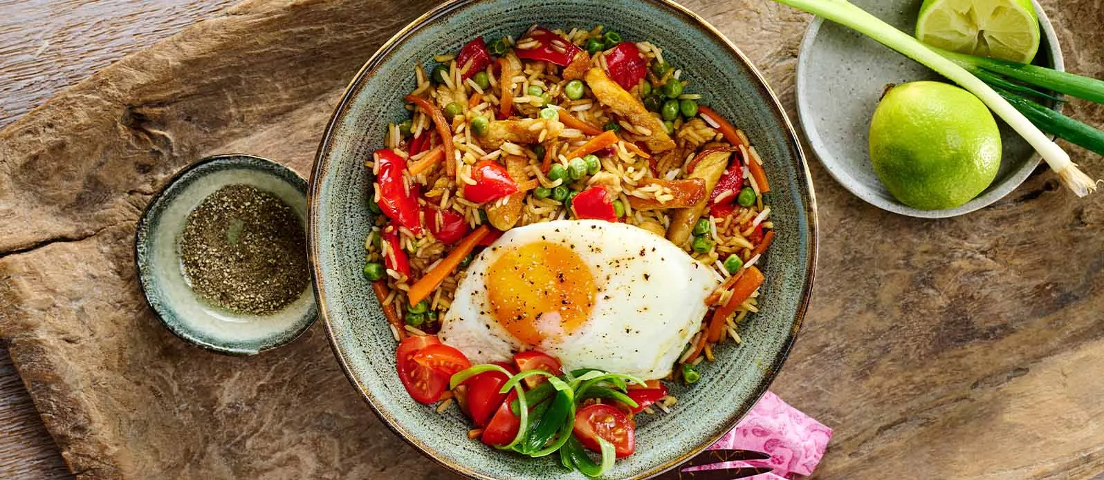 Nasi goreng au poulet, œufs et sauce soja sucrée