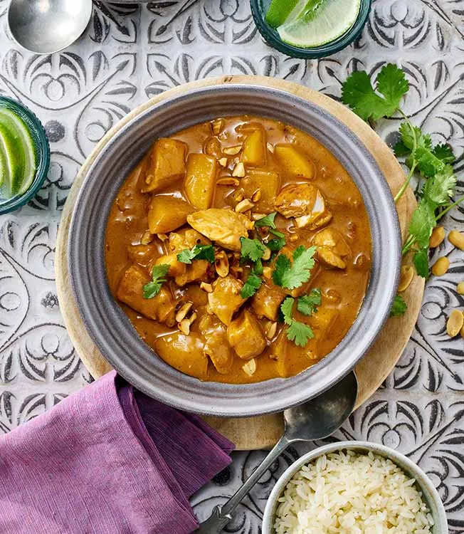 Curry Massaman de poulet, pommes de terre et cacahuètes