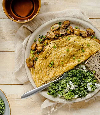 Omelette aux champignons, chou frisé et feta