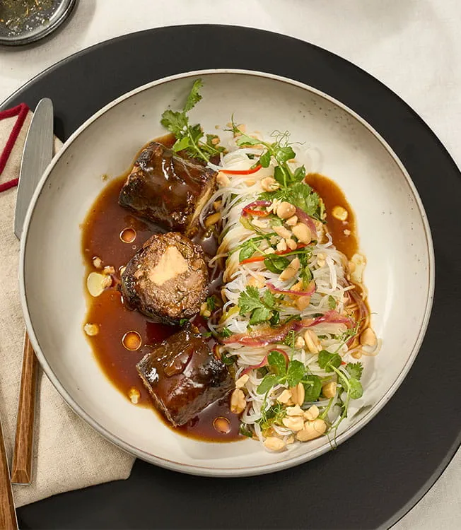 Roulade de bœuf et nouilles pak choi à l'asiatique