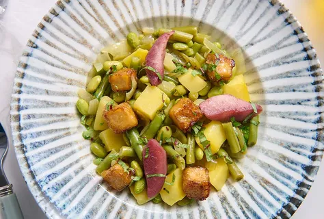 Salade de poires au vin, haricots verts et tofu