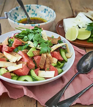 Salade de pastèque aux bandes de tortilla croustillantes