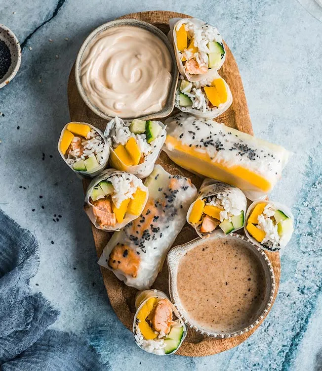 Rouleaux d’été au saumon rôti, riz et mangue