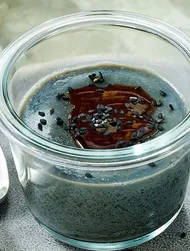 Panna cotta au tahini noir