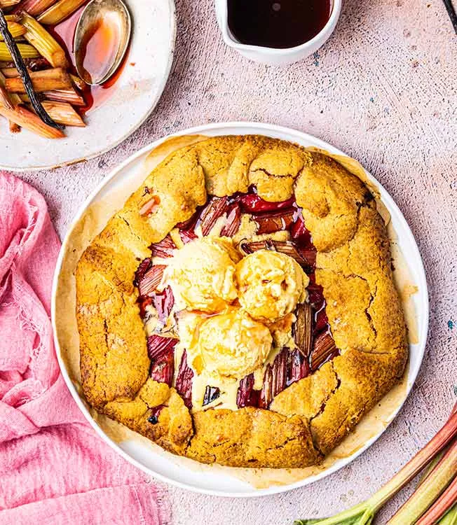 Tarte rustique à la rhubarbe
