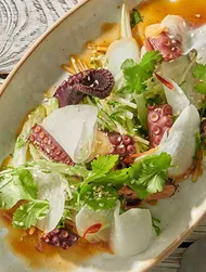 Salade de poulpe, chou-rave et pomme acidulée