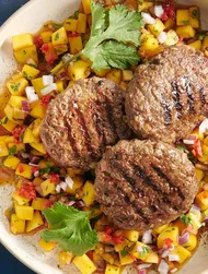 Boulettes de viande avec une sauce salsa mangue