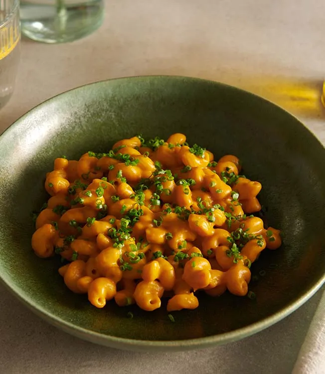 Macaroni cheese et nouilles gomiti véganes