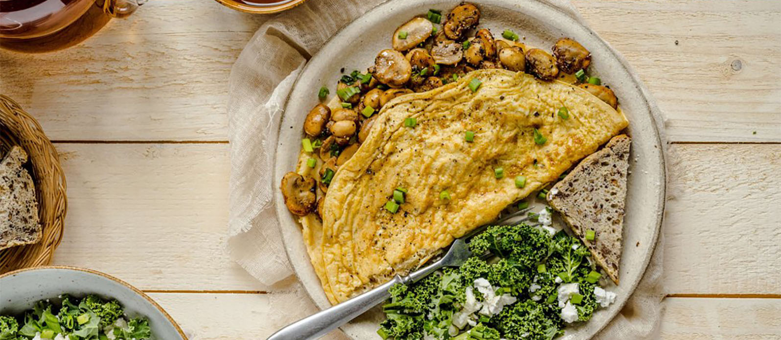 Omelette aux champignons, chou frisé et feta