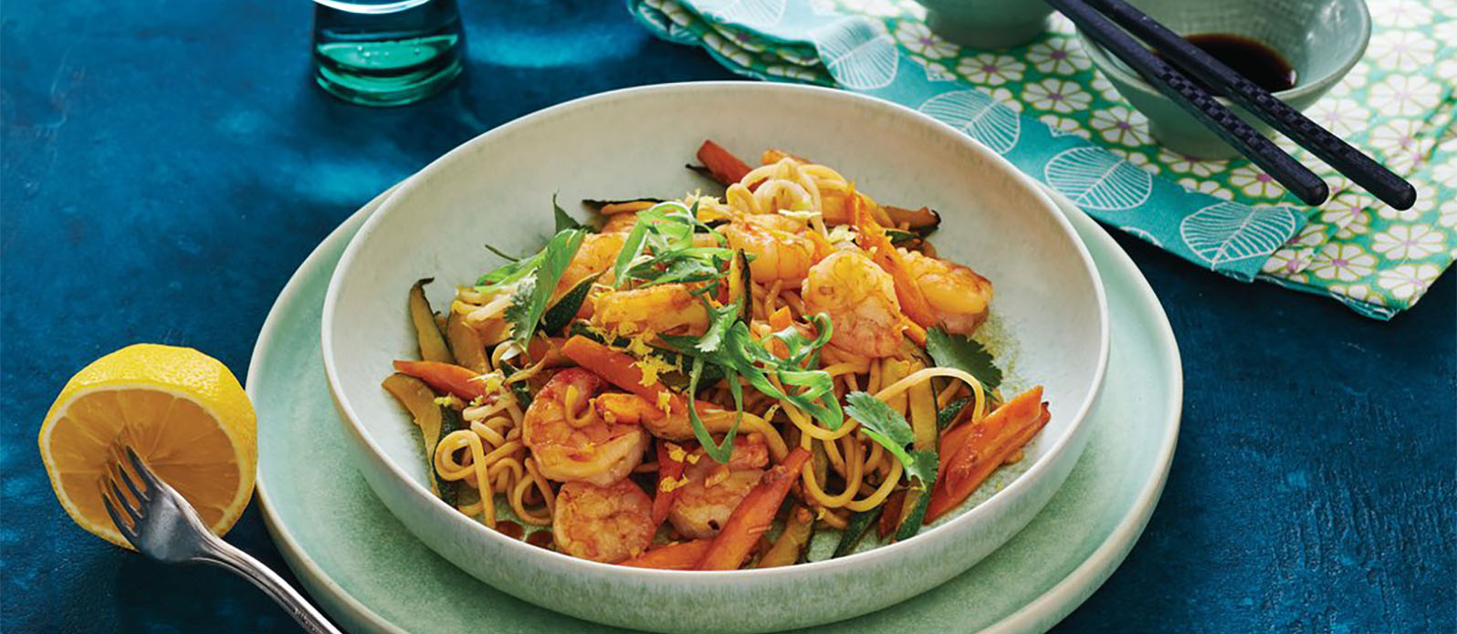 Nouilles saut&eacute;es aux crevettes et l&eacute;gumes-image